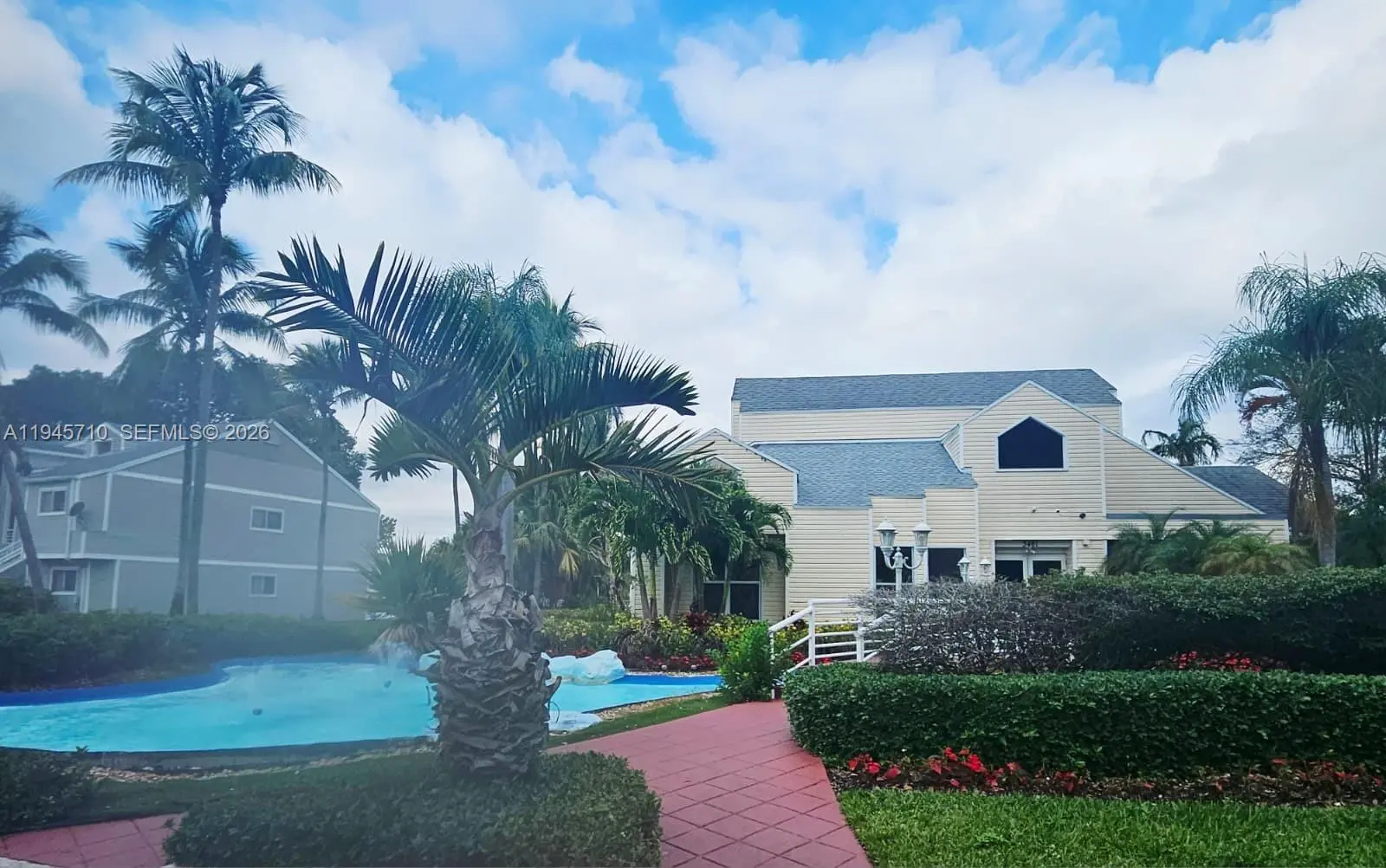 Photo of Listing #A11945710