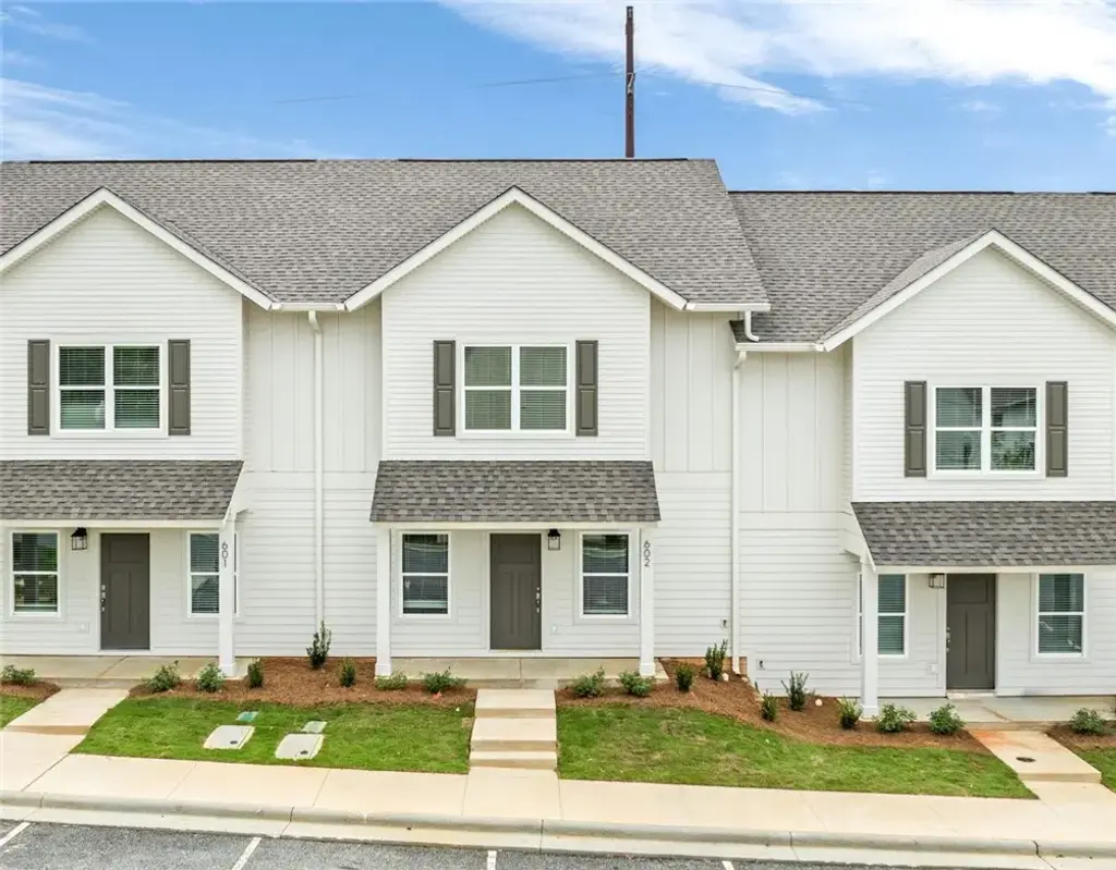 3260 Academy Dr 602, Opelika