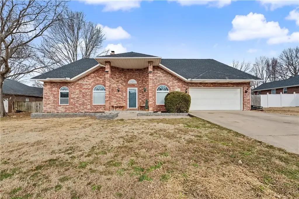 910 Raintree Court, Siloam Springs