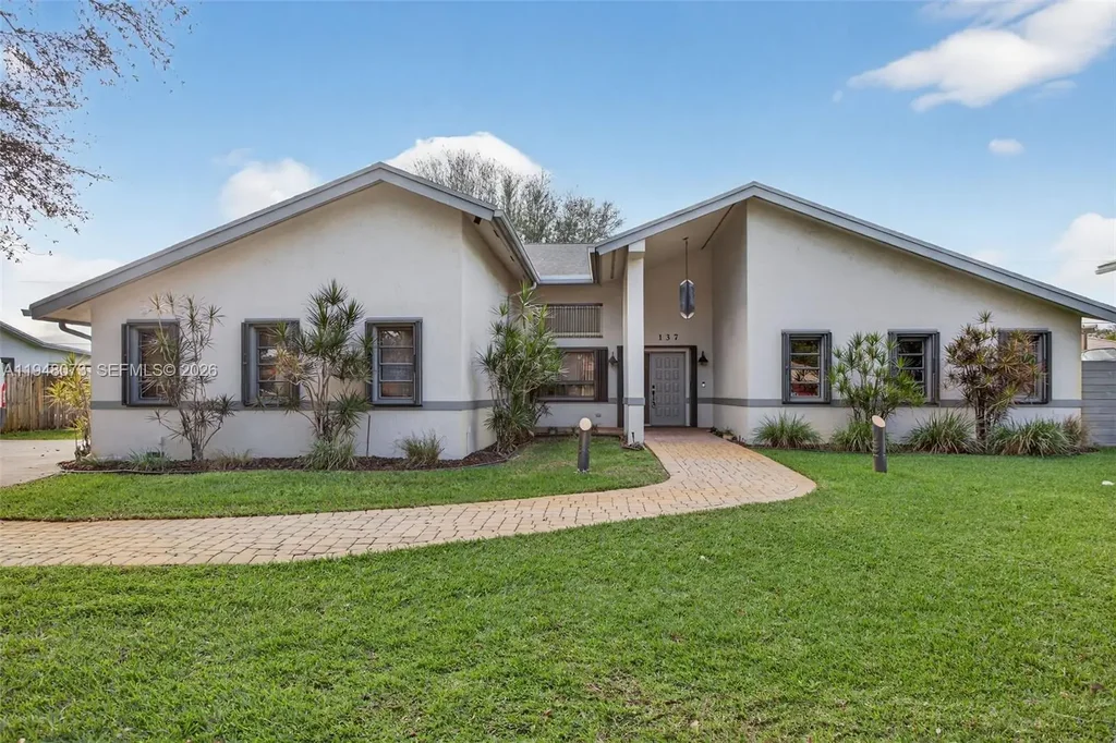 137 E Palm Dr, Margate