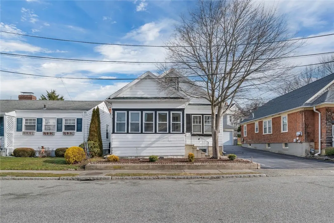 19 Greene Ln, Newport