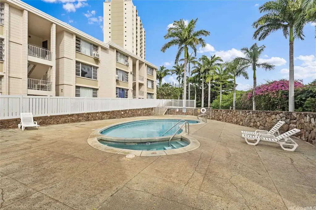 98-1040 Moanalua Road # 1-201, Aiea