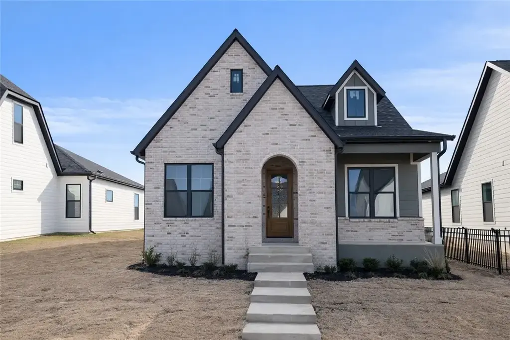 2319 S 31st Street, Rogers