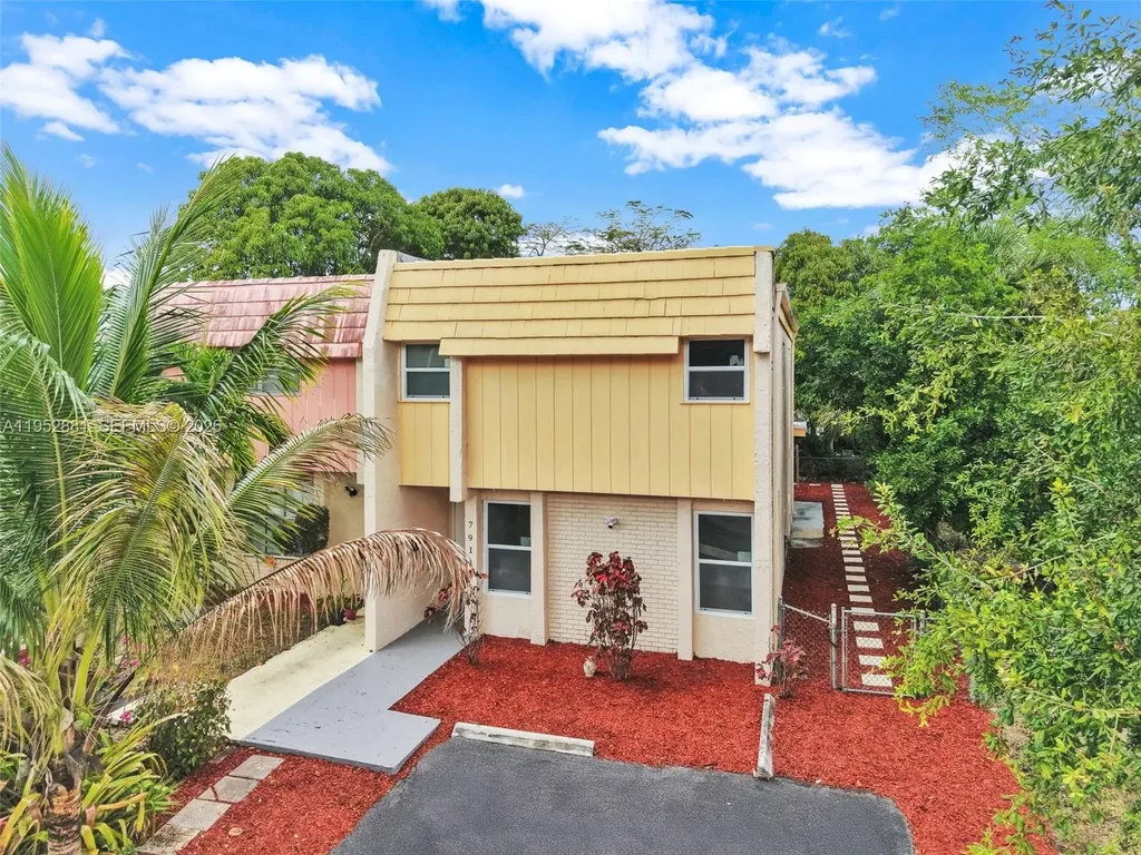 7911 Sw 9th St, North Lauderdale