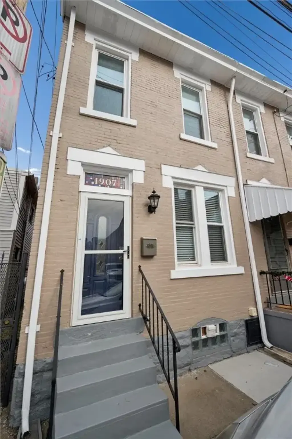 1907 Larkins Way, South Side