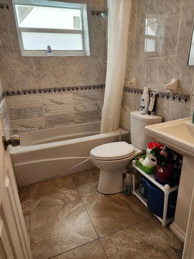 4241 Nw 36th Ave, Lauderdale Lakes