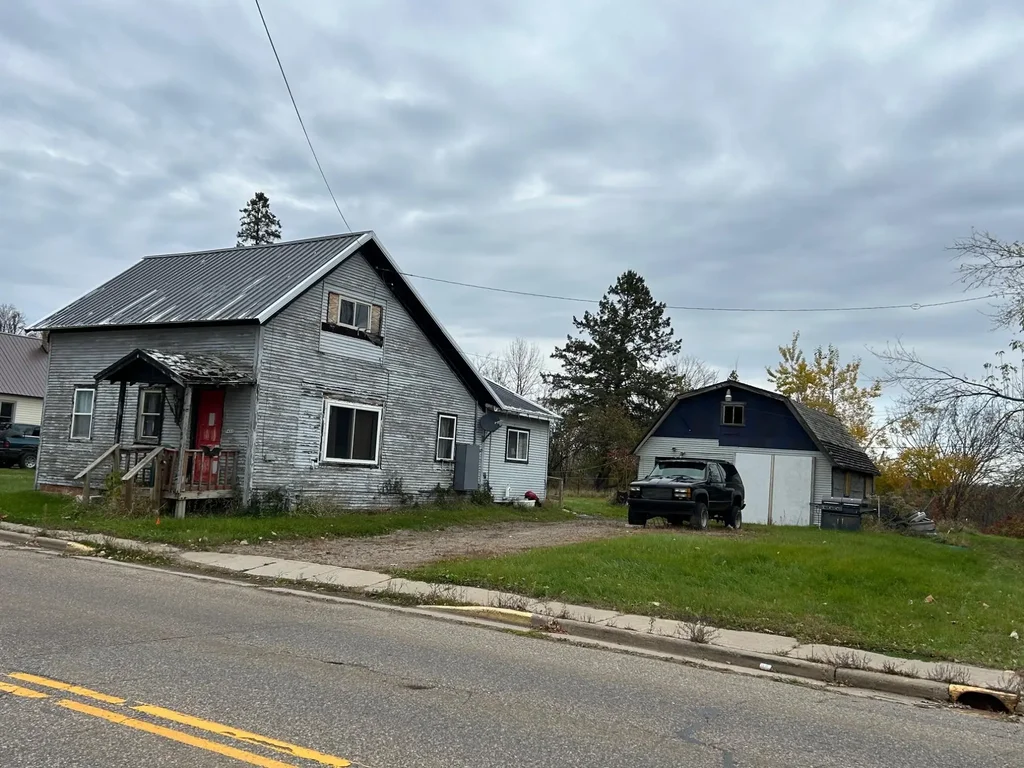 5432 Beech St, Laona