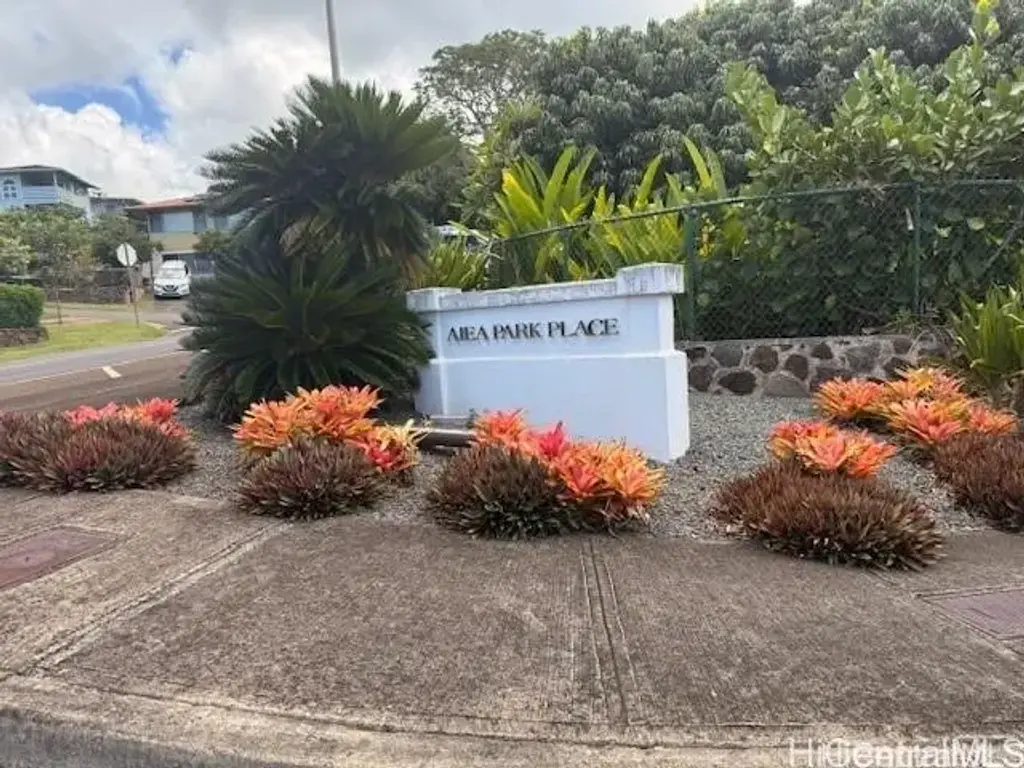 99-766 Holoai Street, Aiea