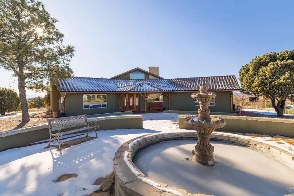 102 Rabbit Road, Santa Fe