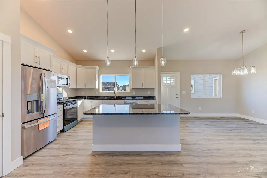 3883 Lovegrass Lane, Helena