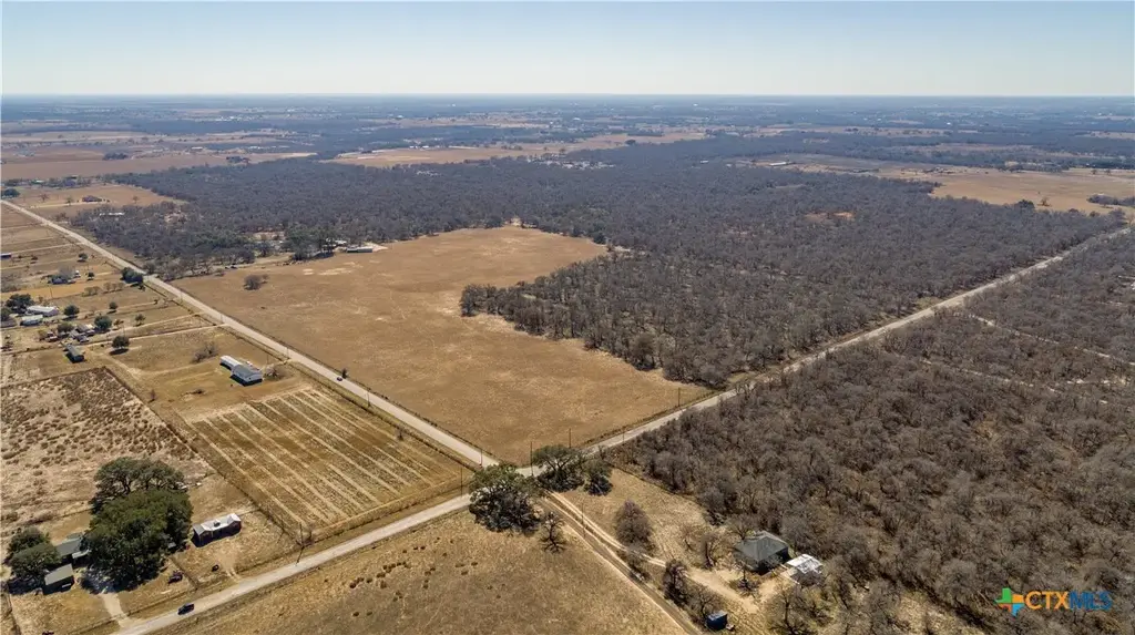 1387 County Road 304, Floresville