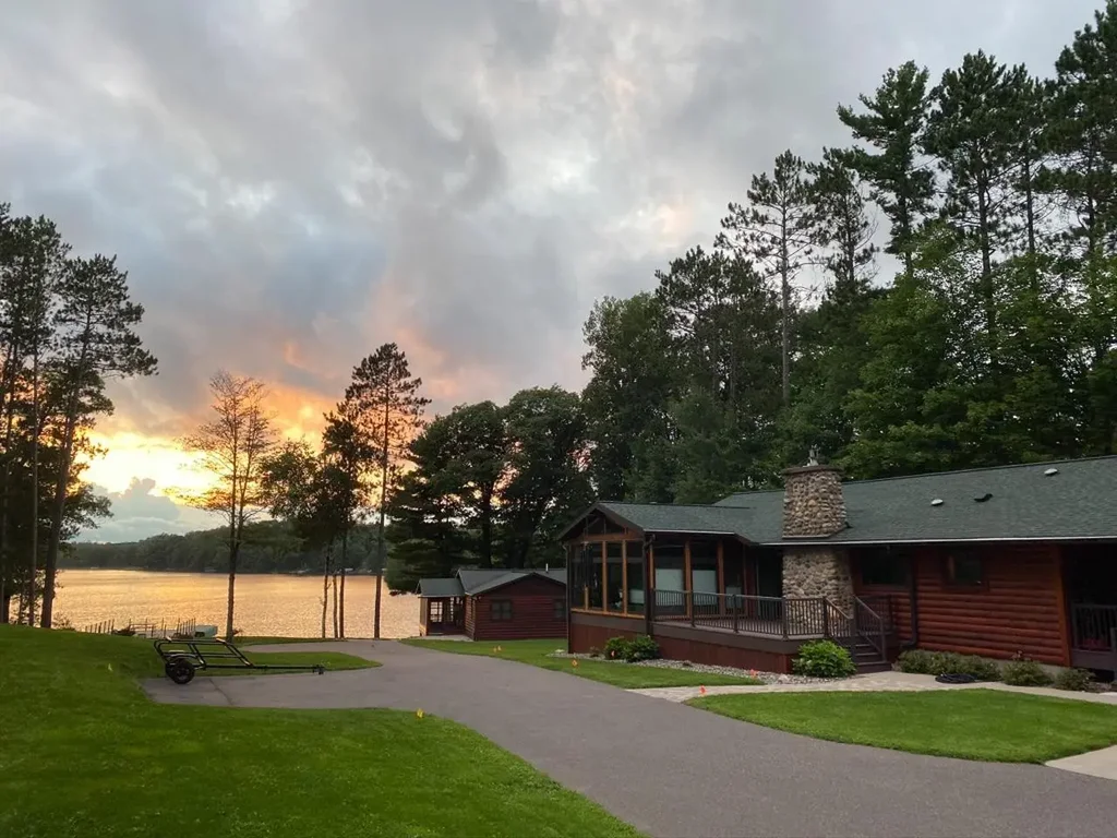 8909 Minch Dr W, Minocqua
