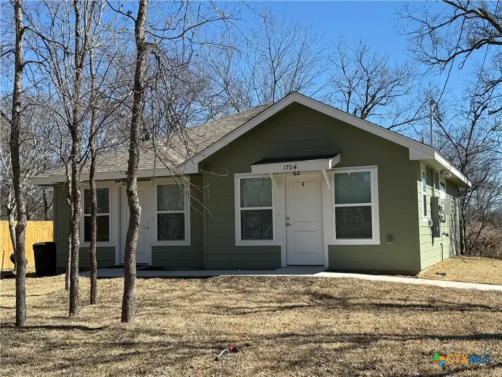 1704 E 3rd St, Lampasas