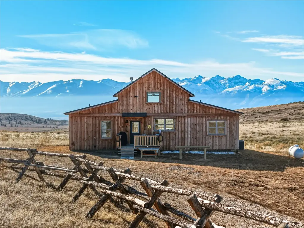 375 Double D Road, Stevensville