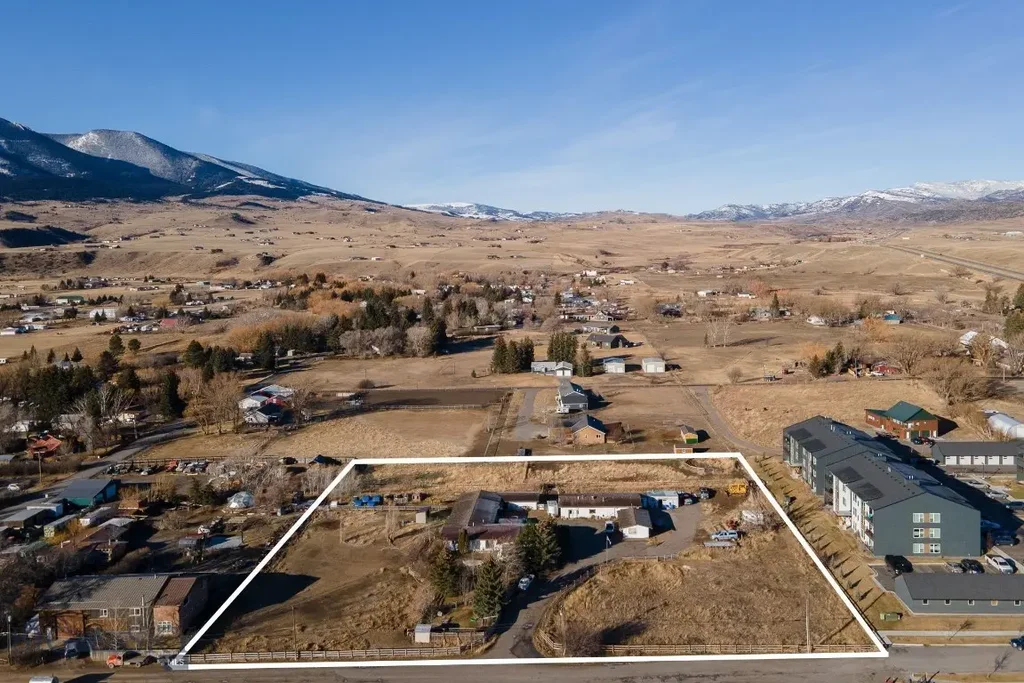 94 Willow Drive, Livingston