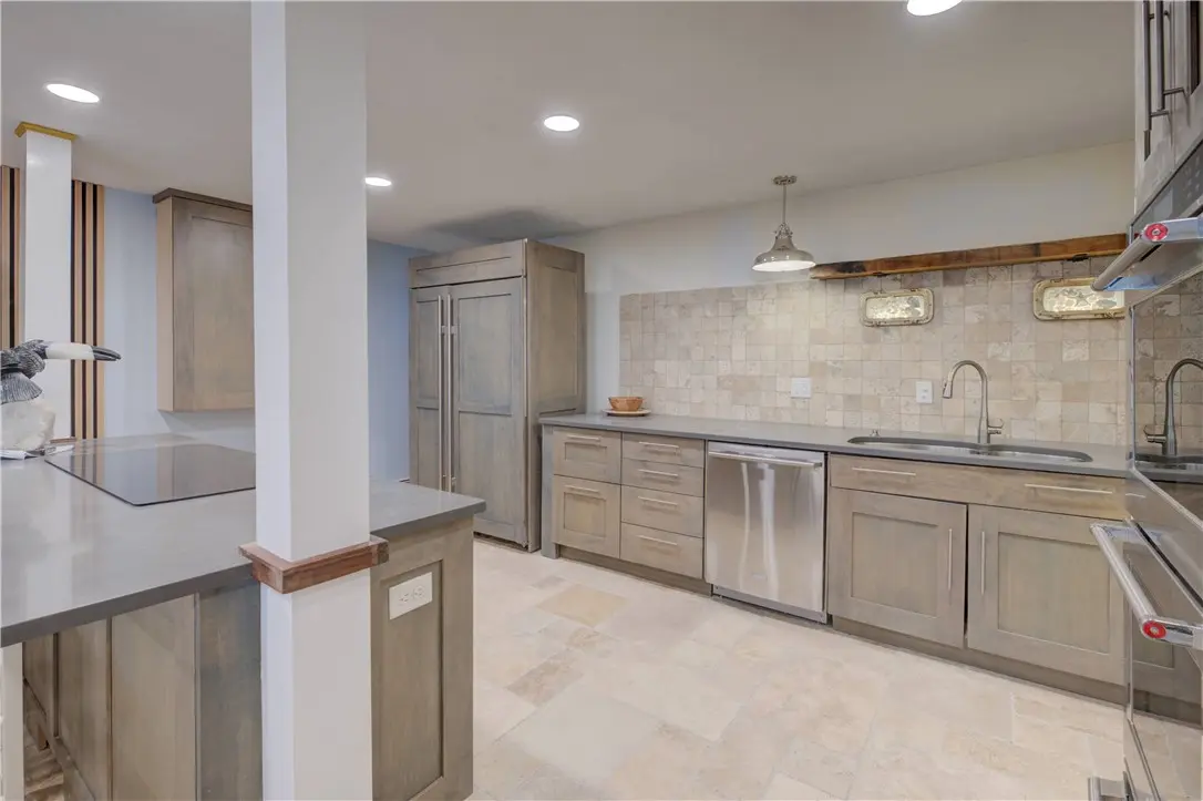 66 Girard Ave # 106, Newport