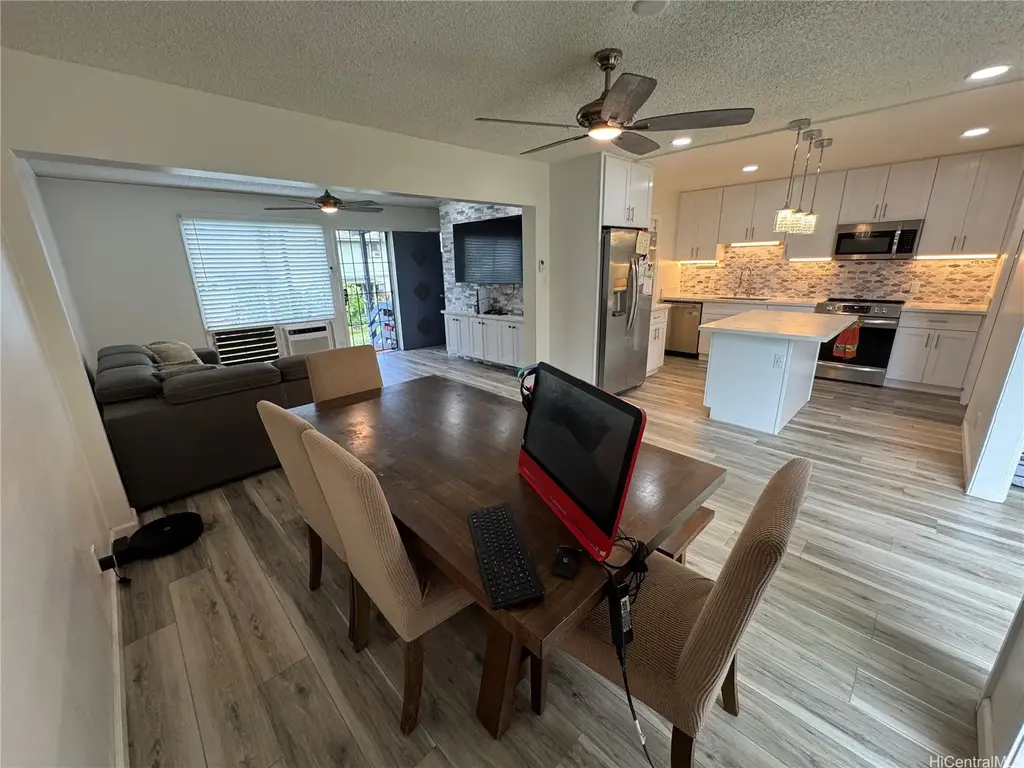 98-1426 Kaahumanu Street # 75e, Pearl City
