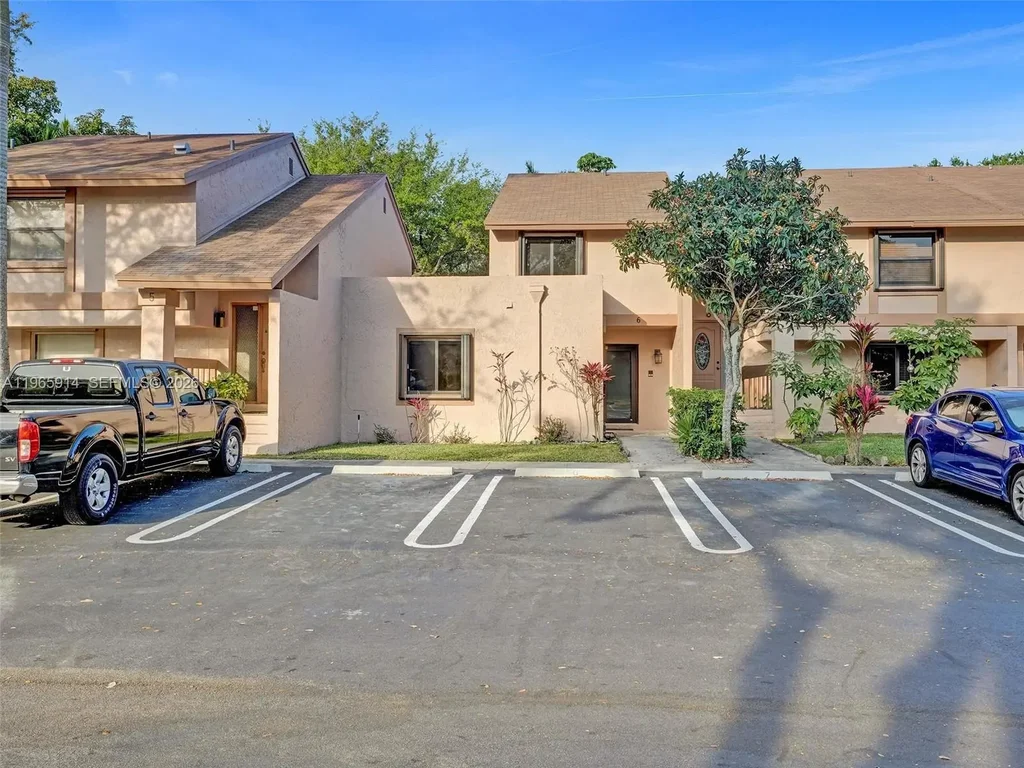 6 Chestnut Cir, Cooper City