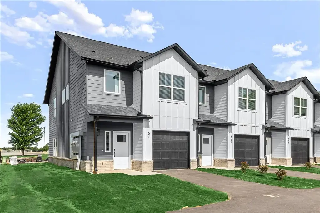 547 W Pickens Road, Pea Ridge