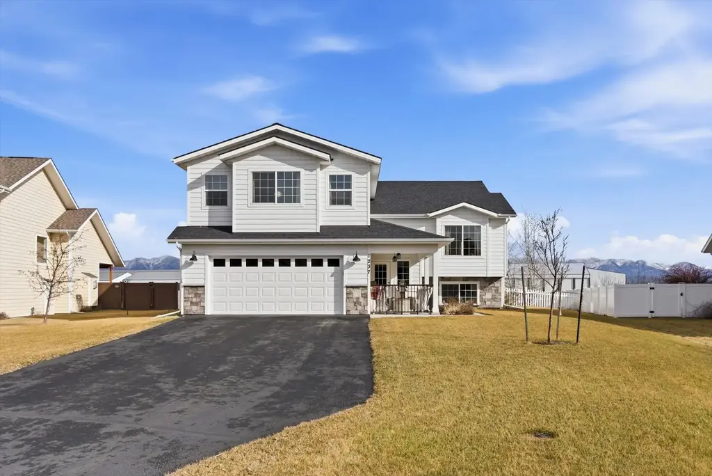 1237 Mackinaw Loop, Somers