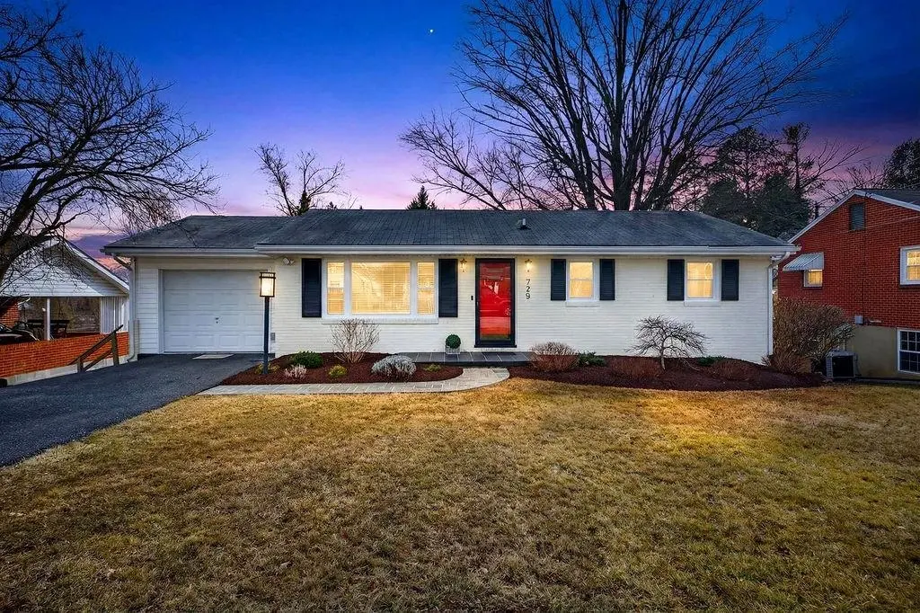 725 Aintree Pl, Staunton