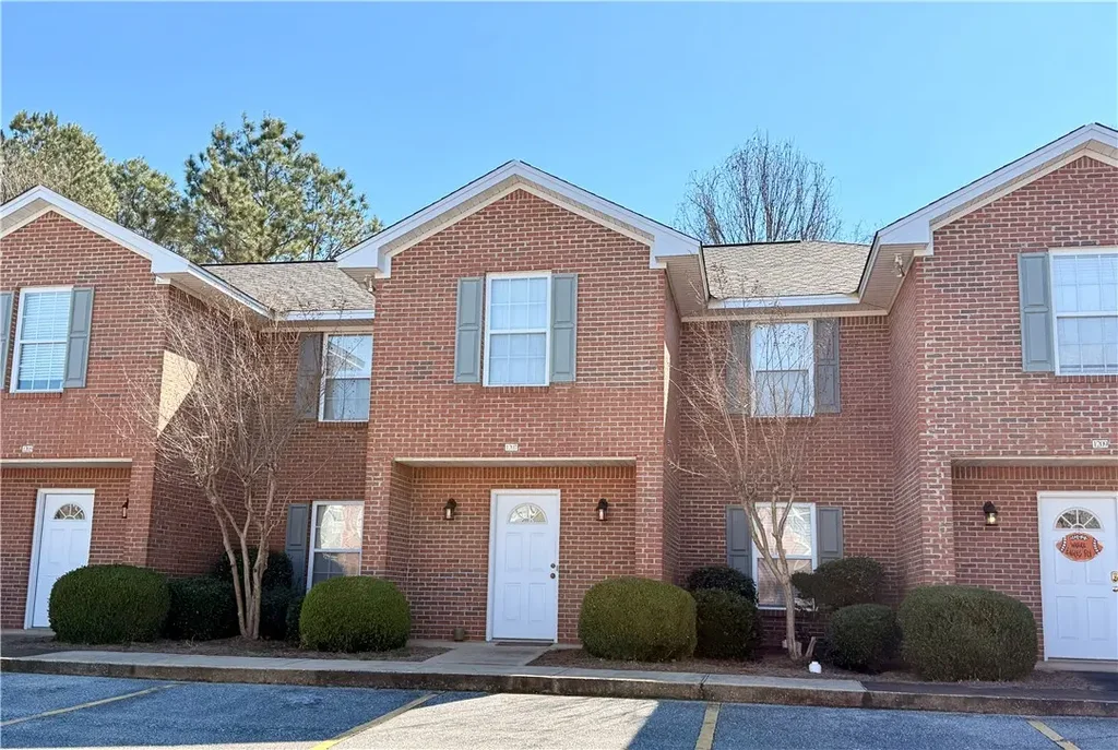 1477 N Donahue Dr 1207, Auburn