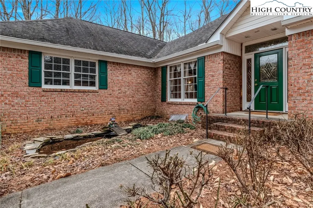 1430 Messick Oaks Trail, Lewisville Property Listing: MLS® #260139 | de ...