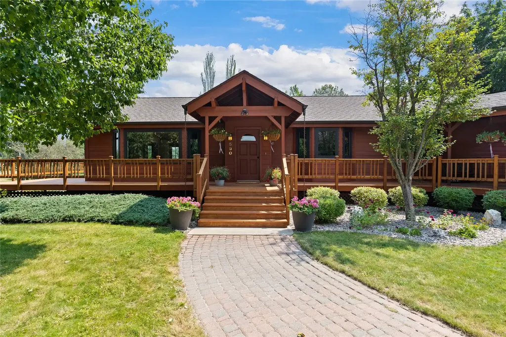 590 Country Way N, Kalispell