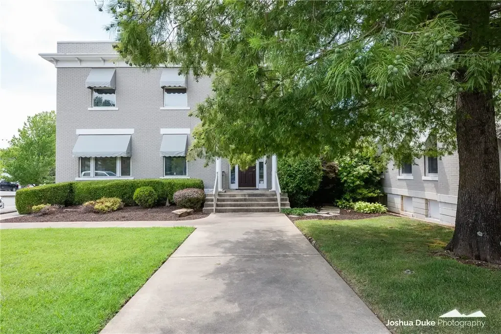 215 N College Avenue, Fayetteville