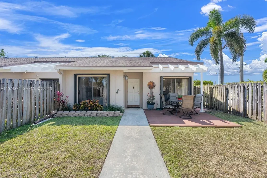 1064 E Lakes Dr, Deerfield Beach