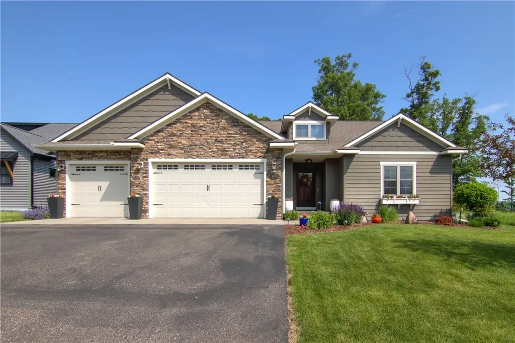 4634 S Oakwood Hills Parkway, Eau Claire