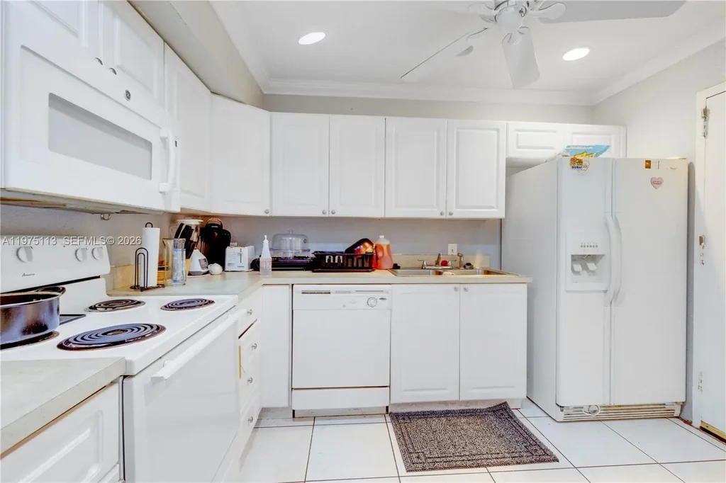 4848 Nw 24th Ct 215, Lauderdale Lakes