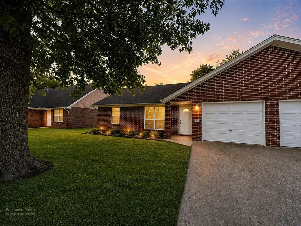 802 E Kara, Rogers