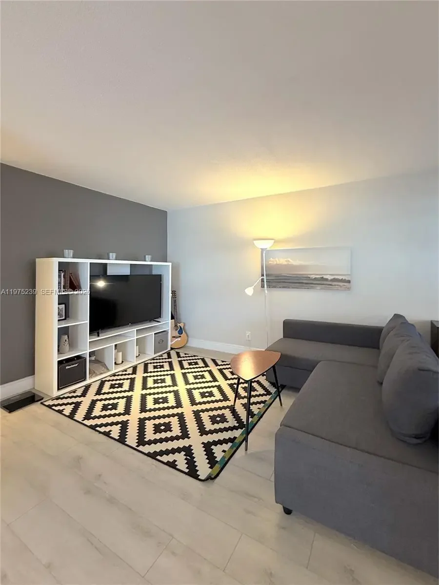 Photo of Listing #A11975239