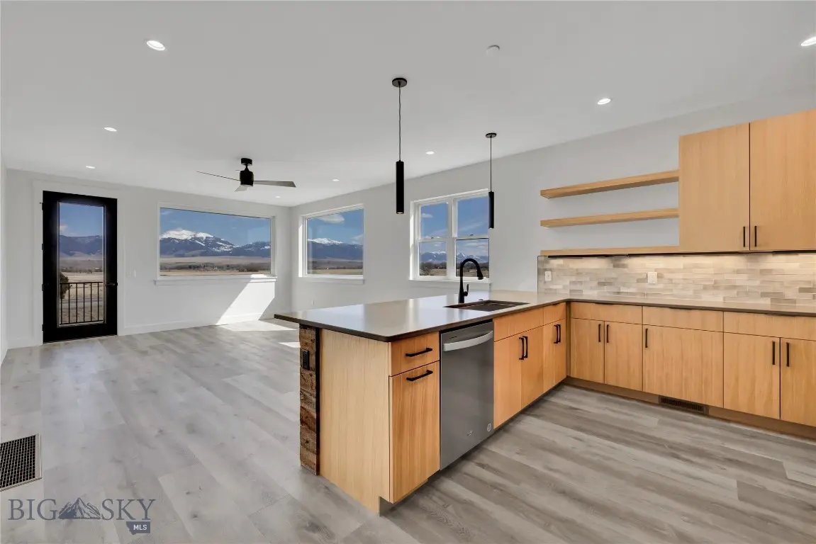 450 Loomis Way B, Ennis