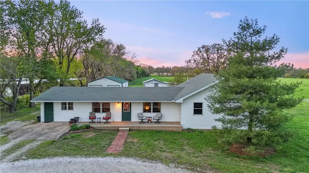 9125 Farm Road 2140, Cassville