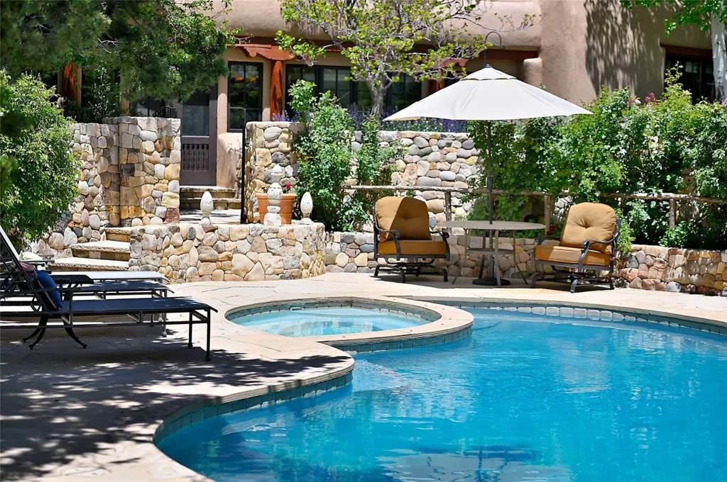 196 Circle Drive, Santa Fe