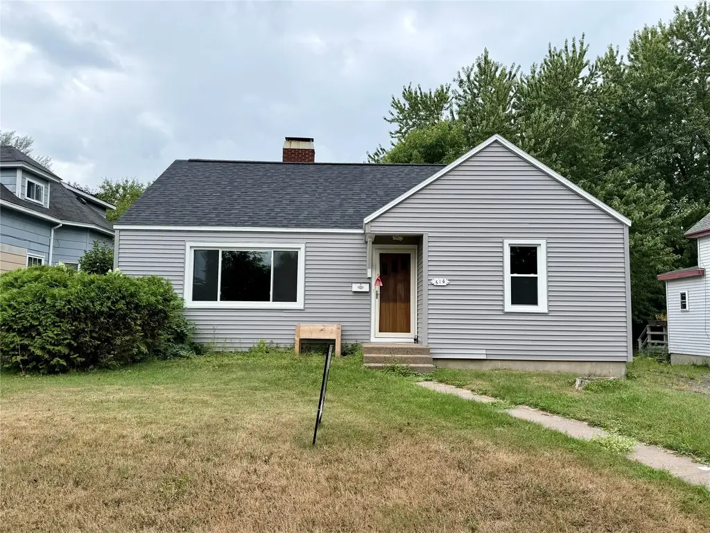 514 E 2nd Street S, Ladysmith