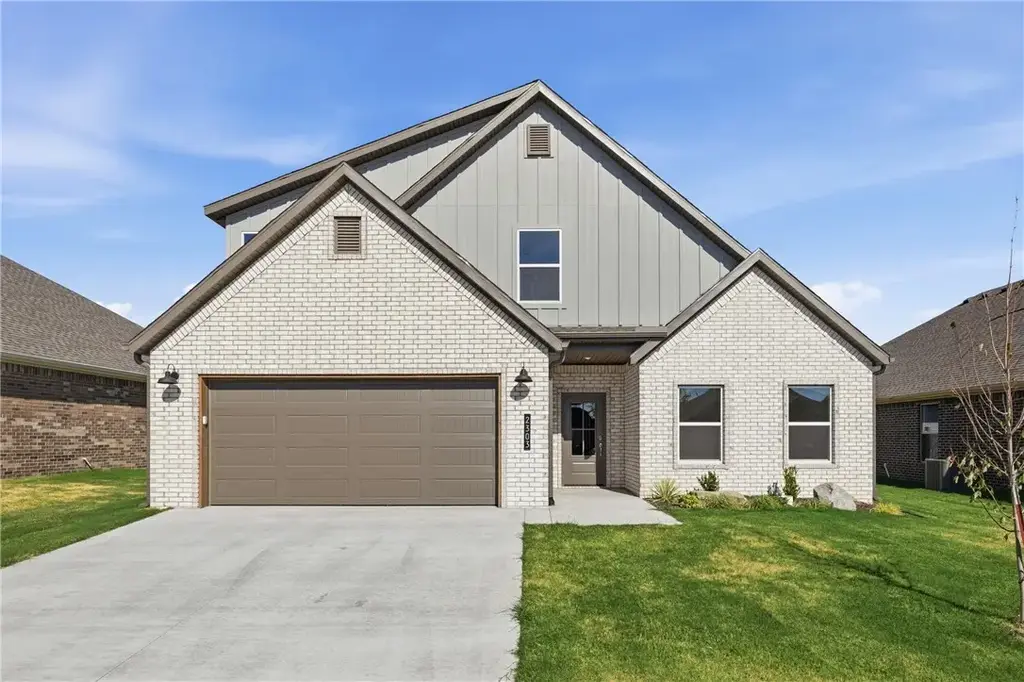 2303 N Lexington Street, Siloam Springs