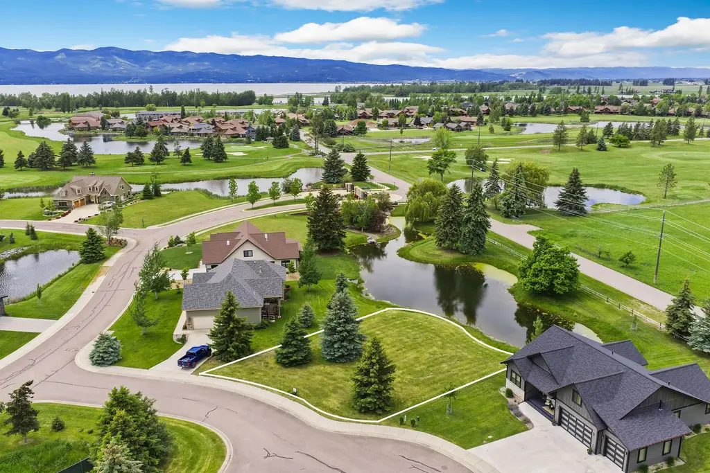 50 Lake Pointe Way, Bigfork