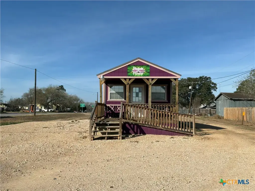 608 E Central Avenue, Nixon