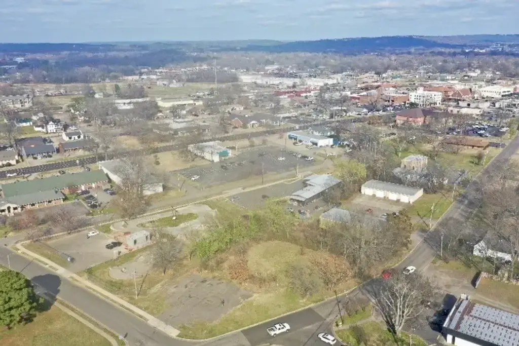 W 2nd Street, Russellville