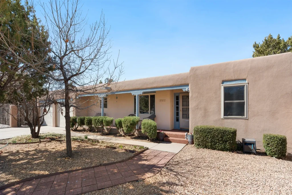 2504 Calle Delfino, Santa Fe