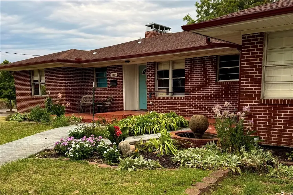 2227 N College Avenue, Fayetteville