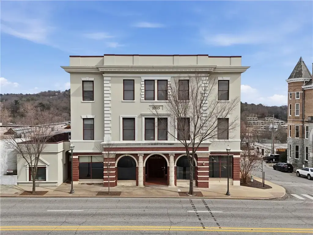 2 N College Avenue, Fayetteville