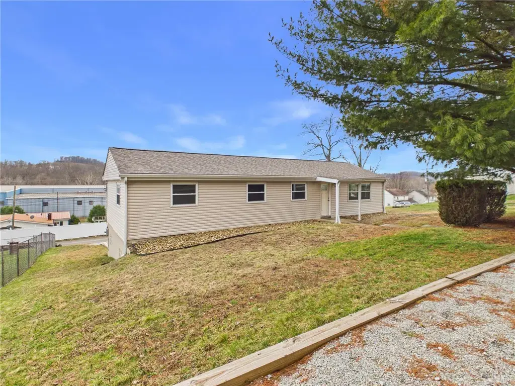 909 1st Street , Menallen