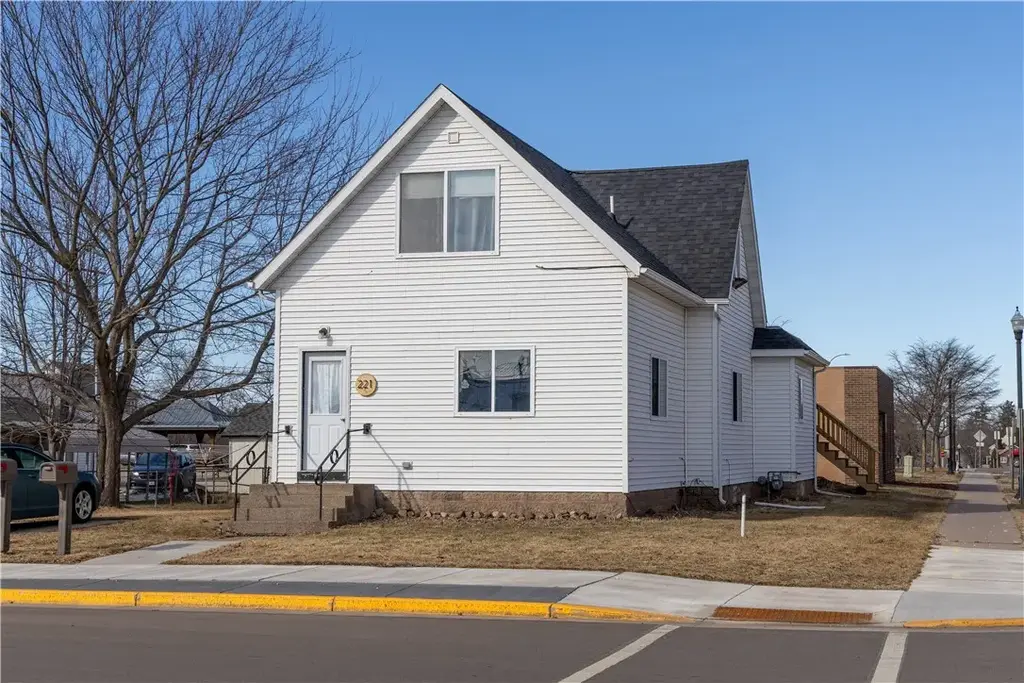 221 Miner Avenue E 1 & 2, Ladysmith