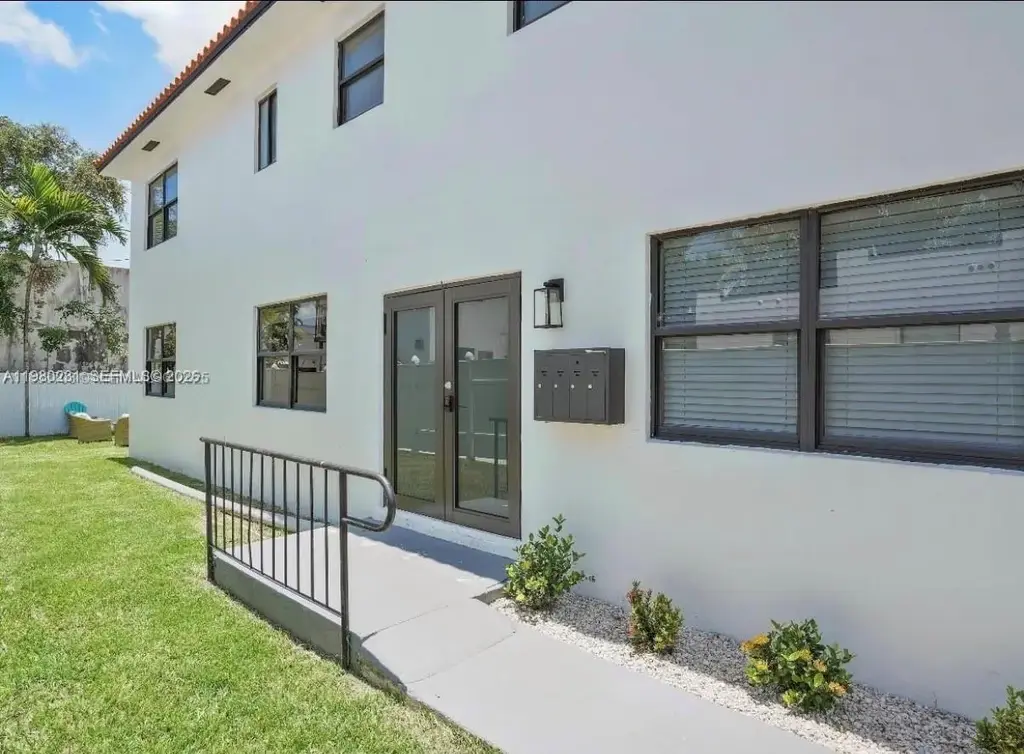 584 Nw 30th St, Miami