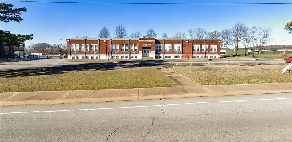 800 E Emma Avenue, Springdale