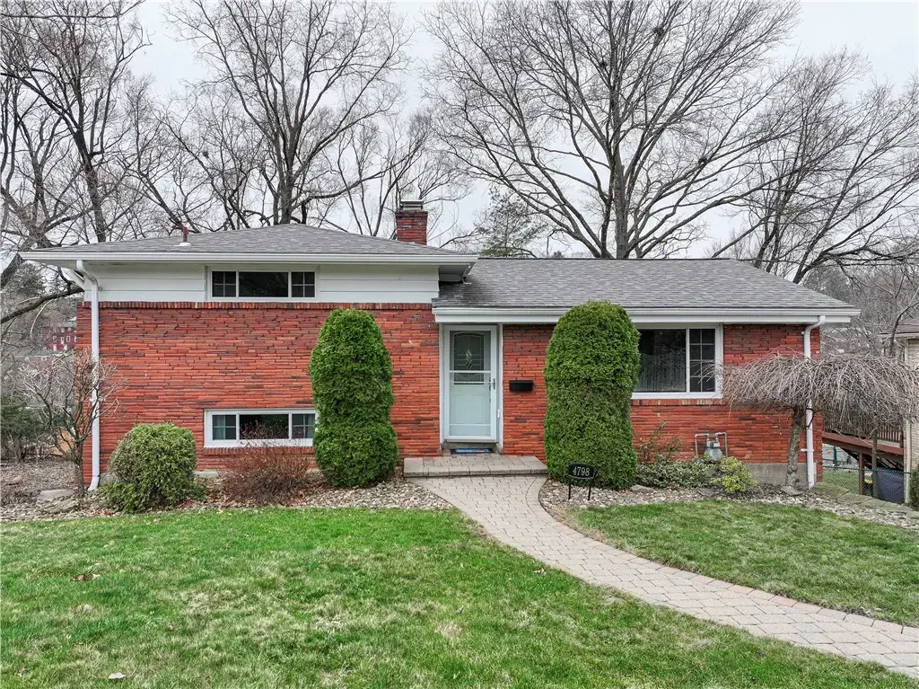 4798 Oakridge Drive , Whitehall